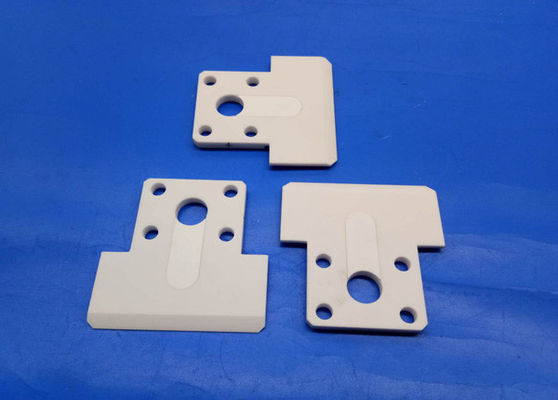 Niestandardowa płyta ceramiczna z tlenku glinu Odporność na szok termiczny Ssanie płyt ceramicznych Al2O3